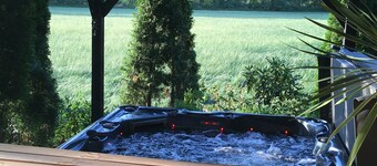 Alluring Holiday Home in Reutum-Weerselo with Hot Tub