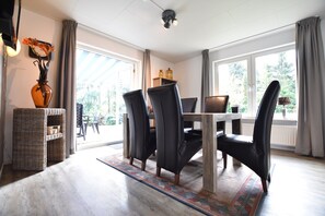 House | Dining - Alluring Holiday Home in Reutum-Weerselo with Hot Tub (Reutum)