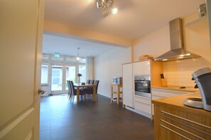 Apartamento | Cozinha privada | Micro-ondas, lava-louças, cafeteira/chaleira, cadeirão de bebê