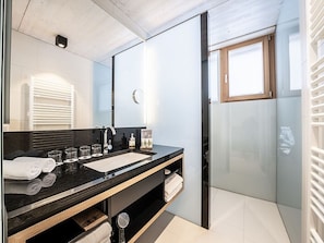 Buồng tắm vòi sen, khăn tắm 