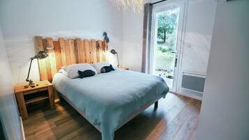 3 bedrooms, individually furnished, iron/ironing board, bed sheets