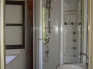 Apartment | Bilik Mandi | Pancuran mandi 
