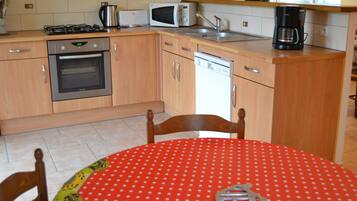 Cottage | Private kitchen | Microwave, coffee/tea maker, high chair