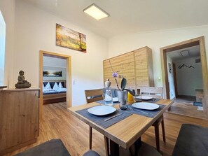Dining - Sunny Alpine Apartment by the Slopes (Kaprun)