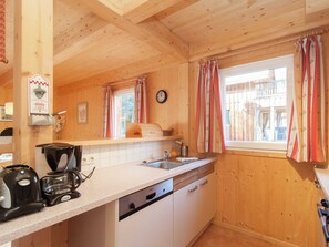 Chalet | Privékeuken | Een kinderstoel