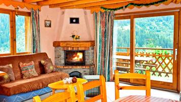 Chalet | Living room | Fireplace