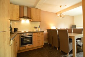 Maison | Cuisine privée | Four à micro-ondes, surface de cuisson, chaise haute