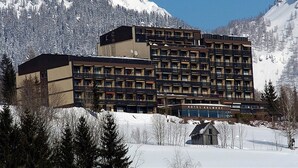 A hotel with multiple floors, a ski lodge, and a mountainous backdrop. - Apartment in Tauplitz Near Ski Lift (Bad Mitterndorf)