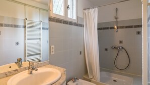 Villa | Bathroom - Sleep in Former Train Station With Beautiful Pool and Enclosed Grass Garden (Lorgues)