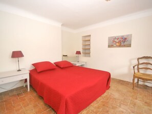 Villa | Room amenity - Villa in Saignon With Pool and Scenic Views (Saignon)