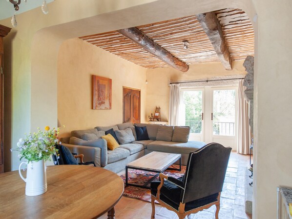 Villa | Living room - Villa in Saignon With Pool and Scenic Views (Saignon)