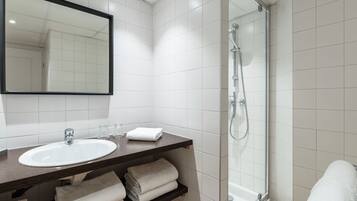 Apartment | Bathroom | Shower, towels