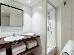 Apartment | Bathroom | Shower, towels - Stylish Apartment With AC, Located on a Beautiful bay (Rayol-Canadel-sur-Mer)