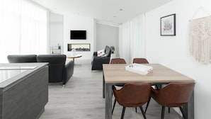 House | Living room | Fireplace - Chalet with Fireplace near Oosterschelde (Wemeldinge)