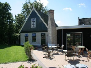 Outdoor dining - Carefully Furnished Chalet near Wadden Sea (Hippolytushoef)