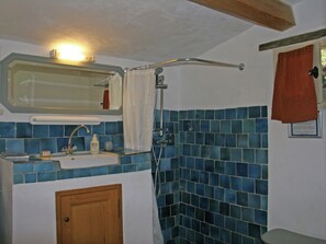 House | Bathroom | Shower, towels - A Characteristic Detached House With Swimming Pool, Situated in a Green and Peaceful Area (Cotignac)
