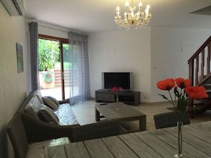 House | Living room | DVD player - Classy Holiday Home With Swimming Pool, Garden, Tennis Court (Toulon)