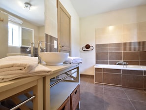 Bathroom - Spacious Villa in Vaison-la-romaine With Swimming Pool (Vaison-la-Romaine)