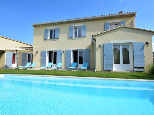 Spacious Villa in Vaison-la-romaine With Swimming Pool