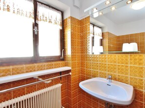 Apartment | Bathroom | Bathtub