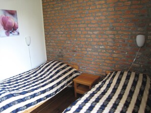 5 habitaciones, muebles diferentes y ropa de cama 