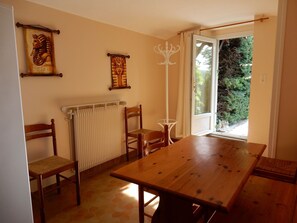 Fridge, microwave, oven, coffee/tea maker - Nice Apartment in a Unique Location Near the Village of La Garde-adhémar (Les Granges-Gontardes)