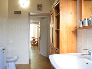 Combined shower/bathtub - Nice Apartment in a Unique Location Near the Village of La Garde-adhémar (Les Granges-Gontardes)