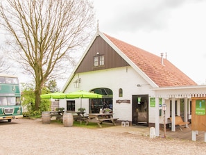 Exterior - Nice Chalet With gas Fireplace, in the Achterhoek (Ootmarsum)