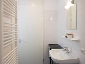 Appartement | Salle de bain | Douche, sèche-cheveux, serviettes fournies