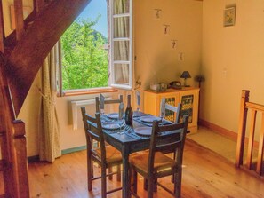 Dining - Modern Holiday Home in Puy-l'évêque With Terrace (Puy-l'Eveque)