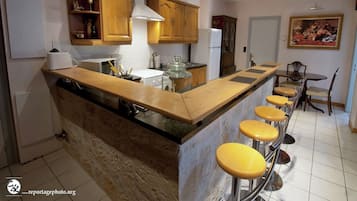 Fridge, microwave, dishwasher, coffee/tea maker