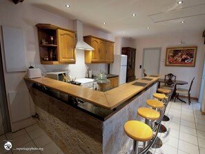 Fridge, microwave, dishwasher, coffee/tea maker - Roomy Apartment in Espalais With Garden (Golfech)