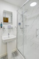 Standard-Doppelzimmer, 1 Doppelbett, barrierefrei | Badezimmer | Regendusche, kostenlose Toilettenartikel, Haartrockner, Handtücher