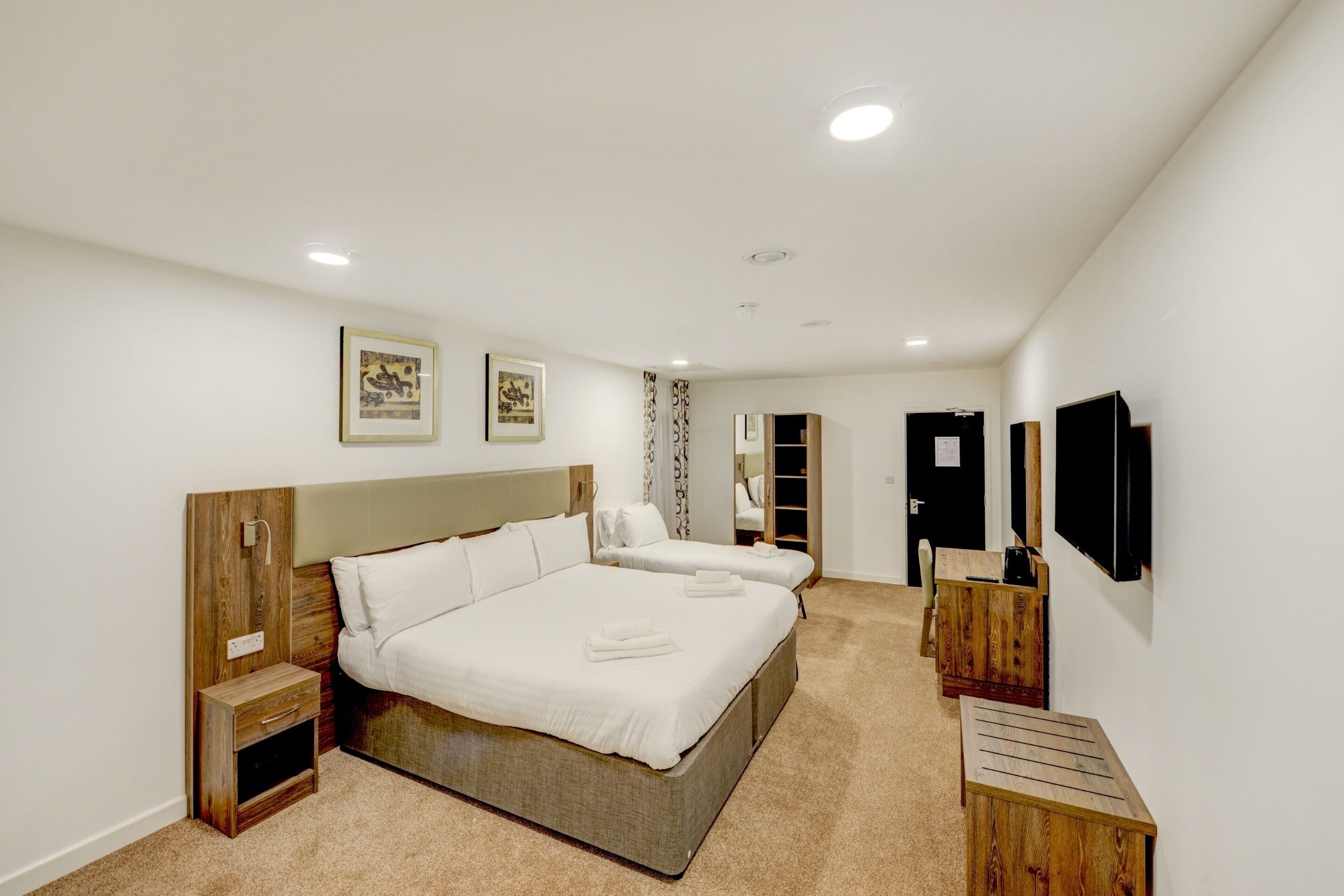 Ropa de cama de alta calidad, escritorio y sistema de insonorización 