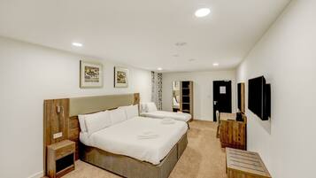 Standard-Dreibettzimmer, Mehrere Betten | Hochwertige Bettwaren, Schreibtisch, schallisolierte Zimmer