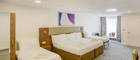 Standard Triple Room, Multiple Beds | Desk, soundproofing, free WiFi, bed sheets