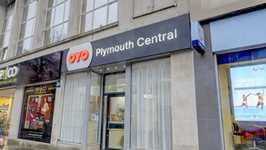 Fachada con un cartel que indica 'Plymouth Central' y 'OYO'.