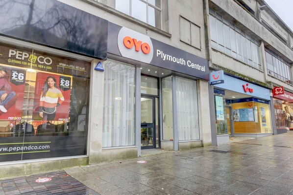 Fachada con un letrero que dice 'Plymouth Central' y 'OYO'.
