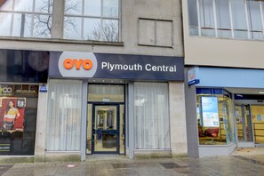 A storefront with a sign reading "Plymouth Central" and "OYO". - OYO Plymouth Central Hotel (Plymouth)