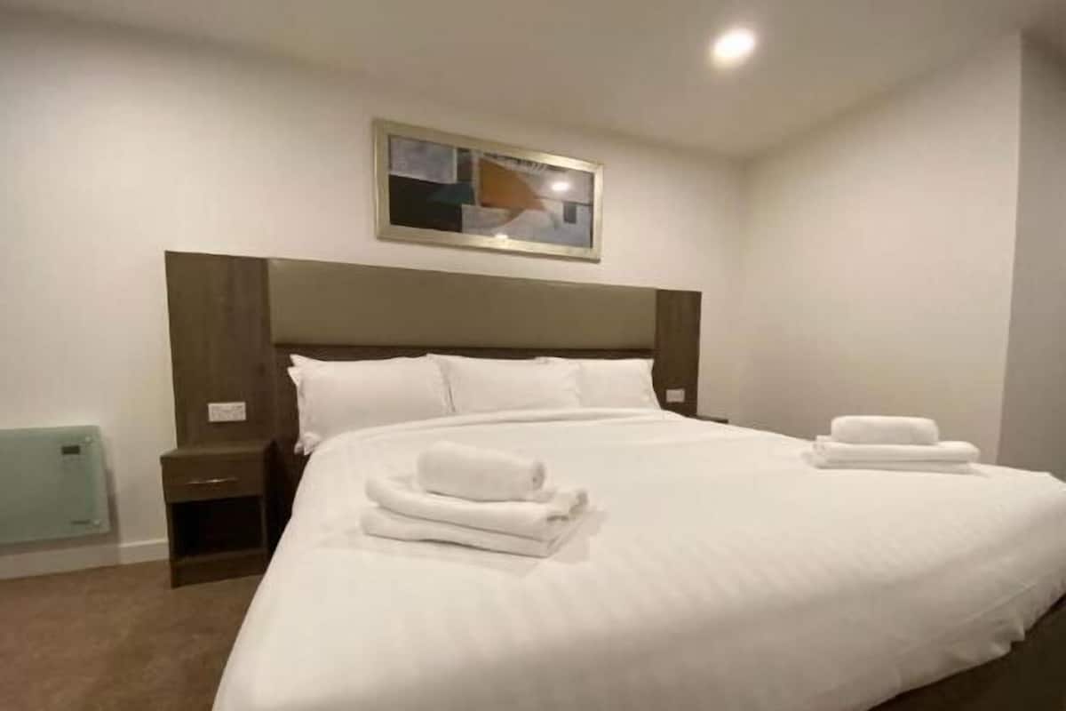 Desk, soundproofing, free WiFi, bed sheets