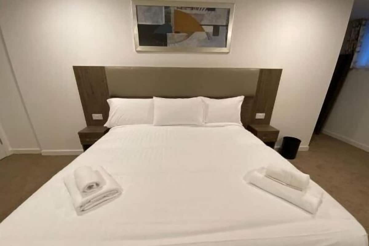 Desk, soundproofing, free WiFi, bed sheets