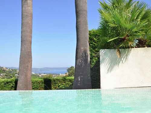 Plush Villa in Cavalaire-sur-mer With Private Pool