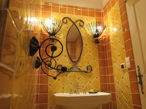 Villa | Bathroom | Shower - Plush Villa in Cavalaire-sur-mer With Private Pool (Cavalaire-sur-Mer)