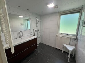 House | Bathroom - Holiday Home in Stramproy Near Nature Reserve (Stramproy)