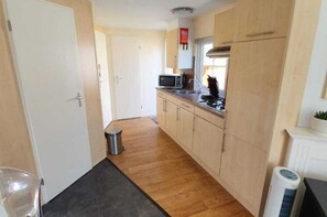 Chalet | Private kitchen | Cookware/dishes/utensils - Charming Chalet in Goedereede With Open Area (Goedereede)