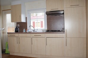 Chalet | Private kitchen | Cookware/dishes/utensils - Charming Chalet in Goedereede With Open Area (Goedereede)