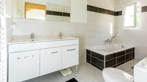 Unclassified image, 5 of 36, button - Modern Villa in Tourrettes With Swimming Pool (Tourrettes)