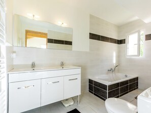 Bathtub dan handuk