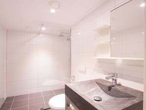 Apartment | Bathroom | Shower, towels - Cozy Apartment With a Combi Microwave on Schiermonnikoog (Schiermonnikoog)