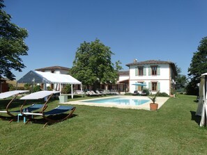 Outdoor pool - Modern Mansion in Tarn With Pool, Impressive Location (Rabastens)
